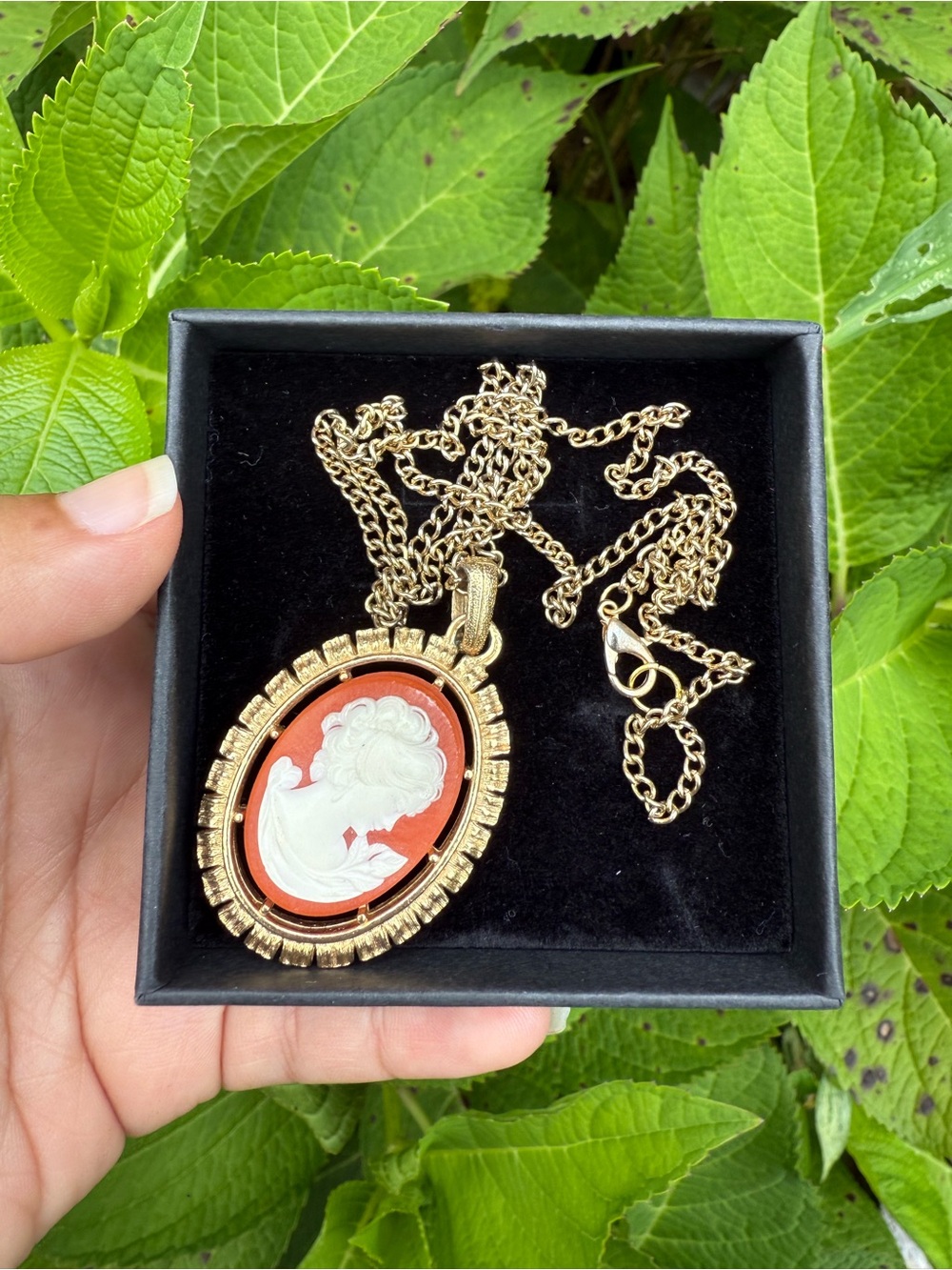 Vtg 1970’s Avon Cameo Necklace